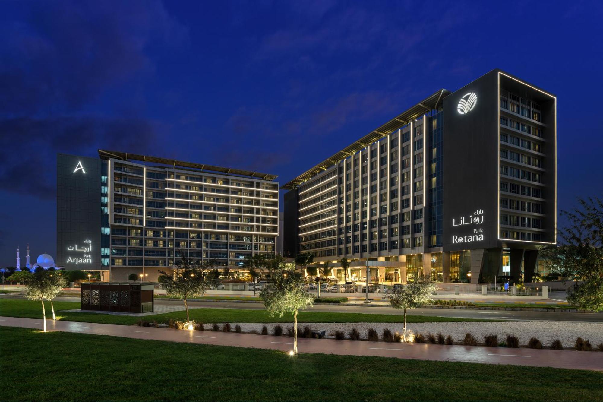Park Rotana Abu Dhabi pool