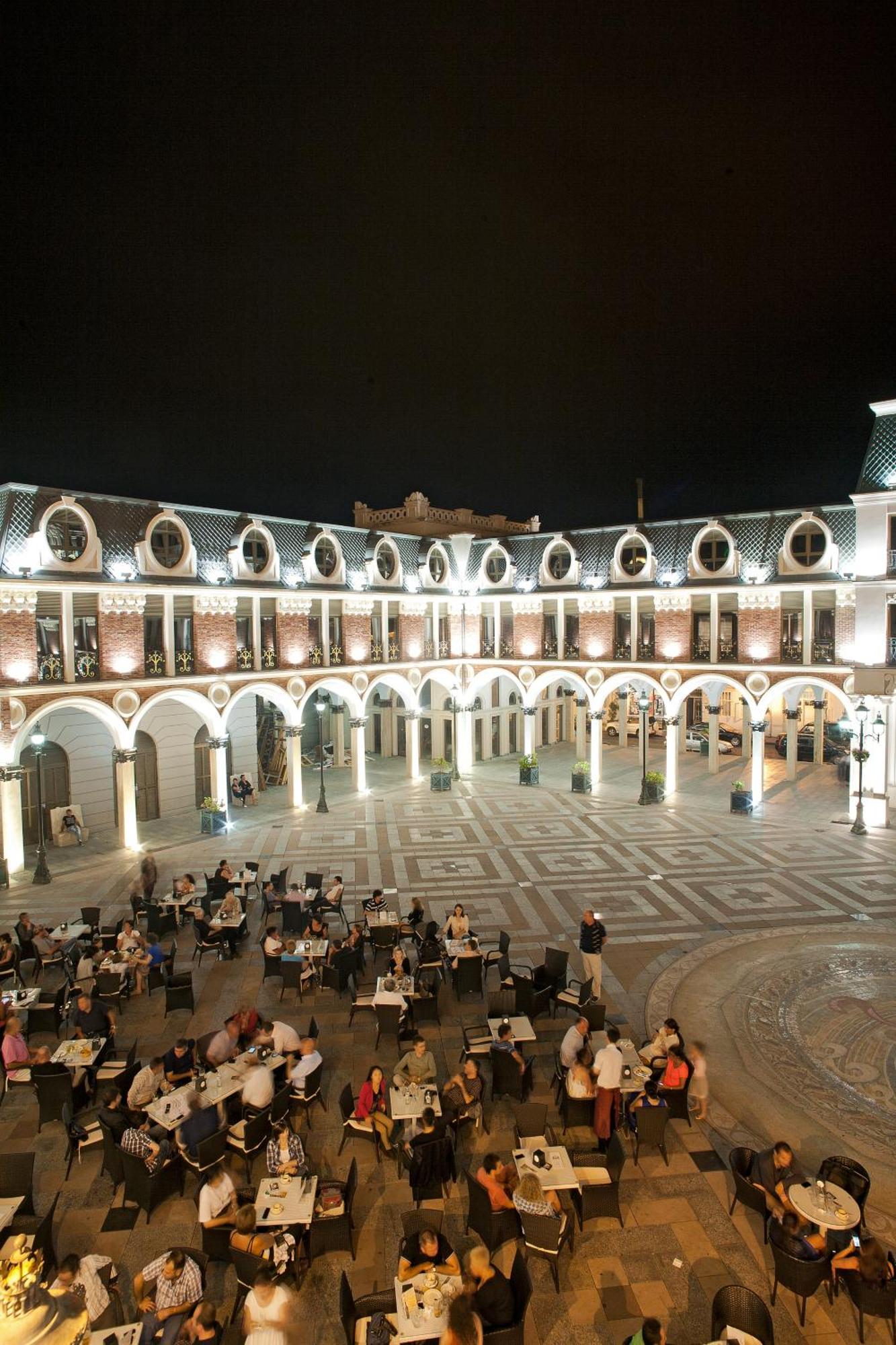 Piazza Four Colours exterior