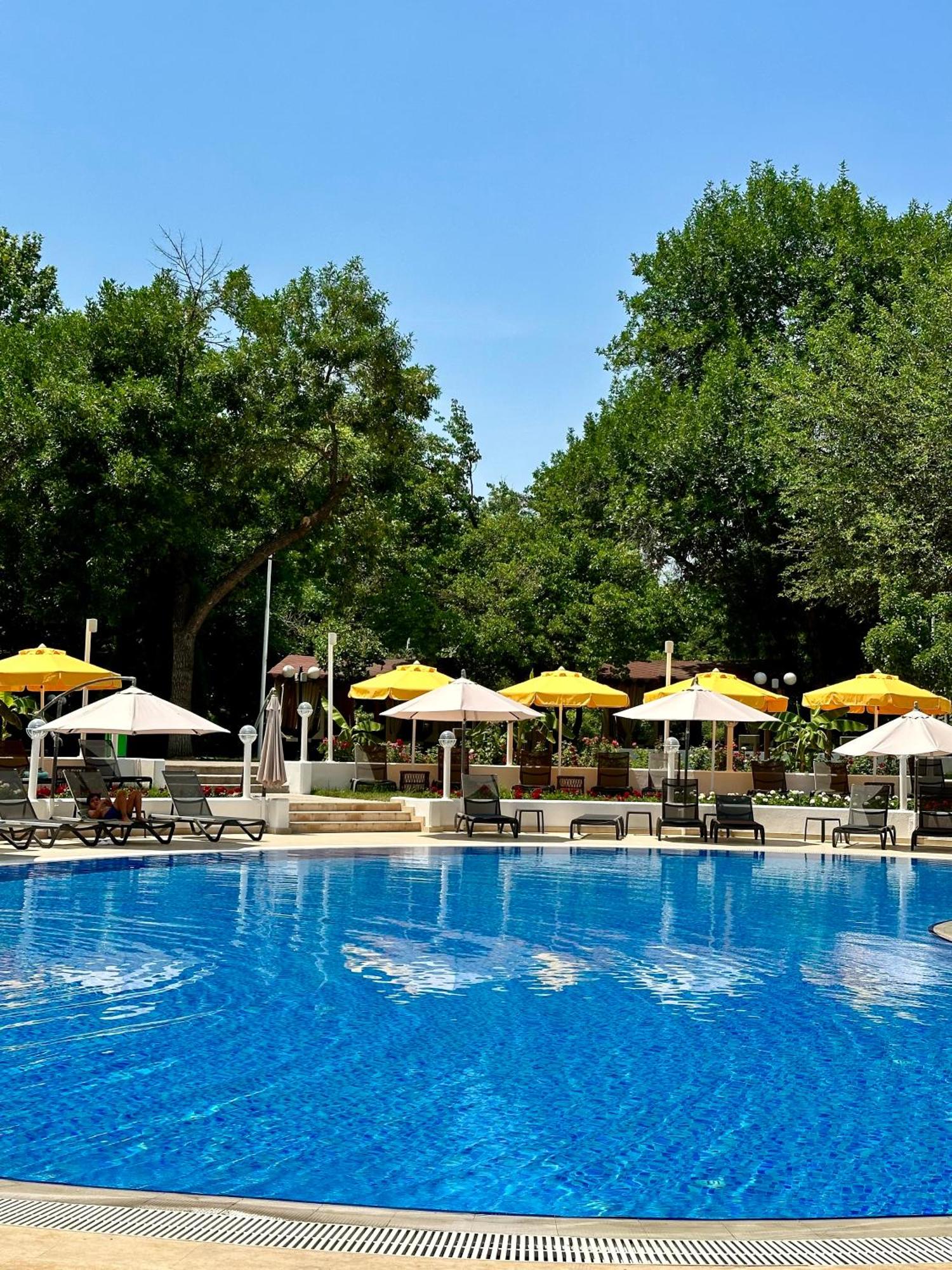 Wyndham Tashkent pool area